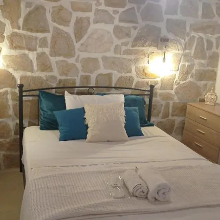 παραδοσιακό πέτρινο σπίτι * Nikiti (Sithonia)